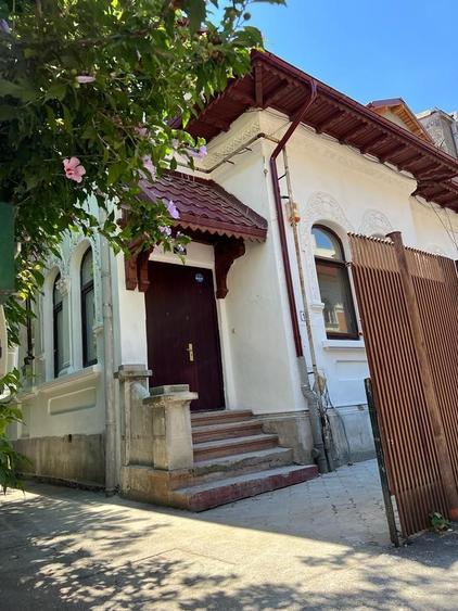 Casă individuală cu 5 camere cu Canalizare în Dorobanți