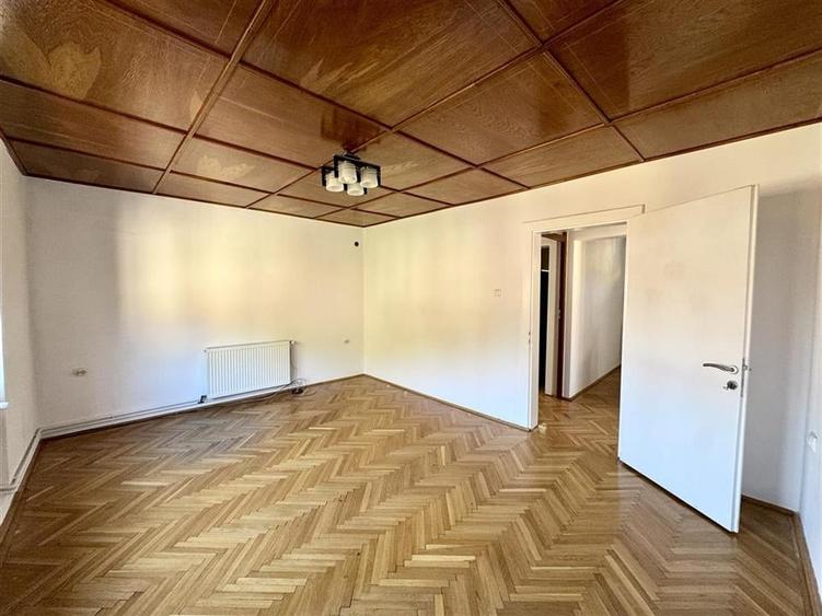 Casă individuală cu 7 camere cu Teren 382 Mp în Ultracentral
