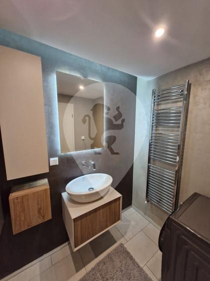 Apartament cu 3 camere semidecomandat, mobilat în 13 Decembrie