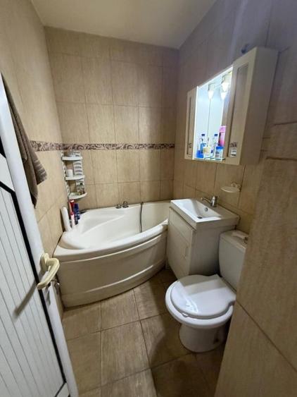 Apartament cu 3 camere decomandat, mobilat în Calea București
