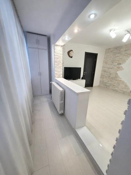 Apartament cu 3 camere semidecomandat în Gorjului