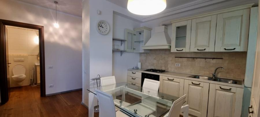 Apartament cu 3 camere semidecomandat în Sisești