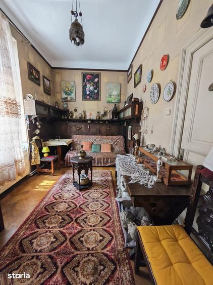 Casă cu 7 camere cu Teren 1013 Mp în Moșilor