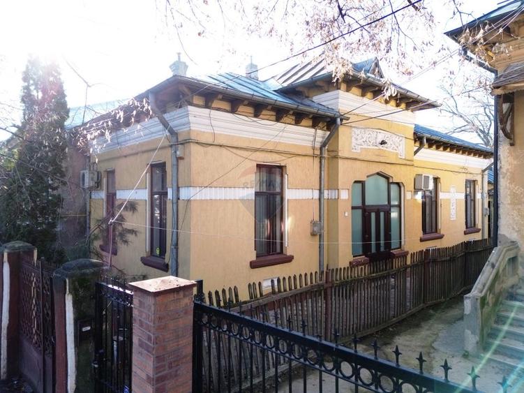 Casă cu 4 camere cu Teren 435 Mp în Central