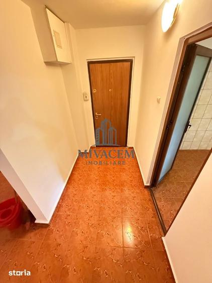 Apartament cu 4 camere decomandat în Calea București