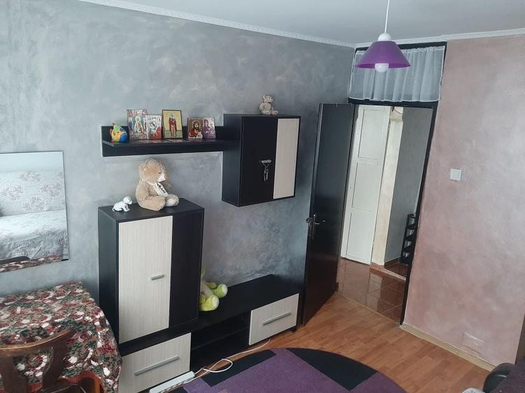 Apartament cu 3 camere decomandat în Eremia