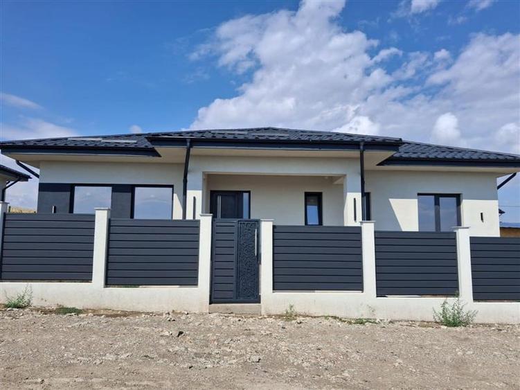 Casă individuală cu 4 camere cu Teren 450 Mp în Aeroport