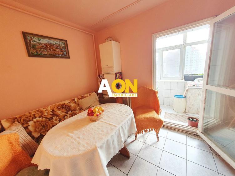 Apartament cu 3 camere decomandat în Cetate