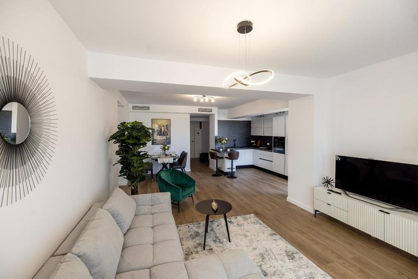 Apartament cu 4 camere decomandat în Băneasa