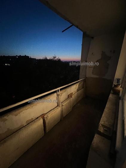 Apartament cu 3 camere semidecomandat în Berceni