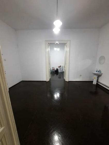 Apartament cu 5 camere semidecomandat în P-ța Victoriei