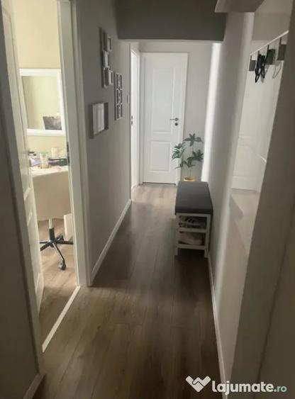 Apartament cu 3 camere decomandat în Astra