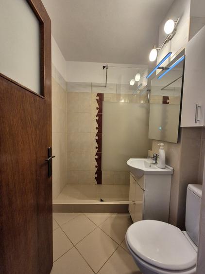 Apartament cu 4 camere semidecomandat, mobilat în Pantelimon