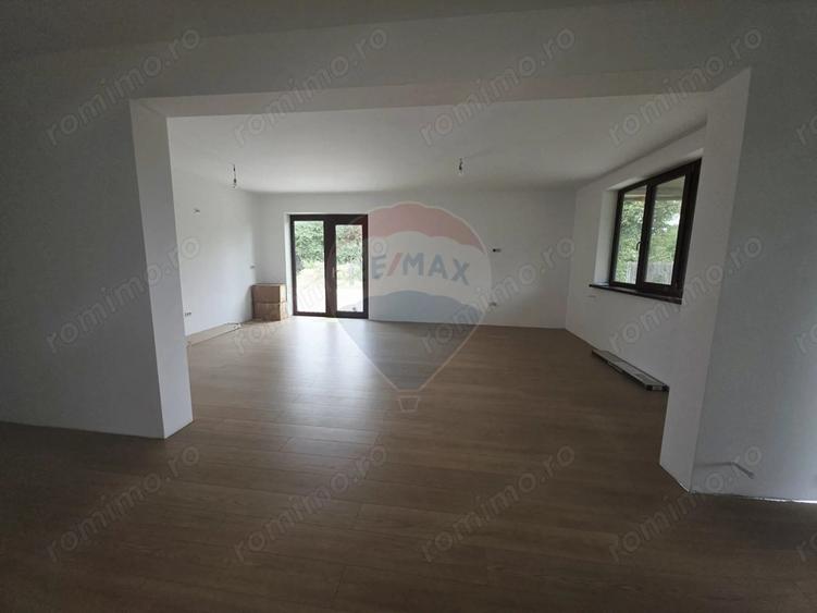 Casă cu 5 camere cu Teren 6110 Mp în Girov