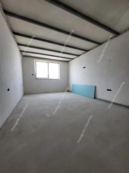 Apartament cu 3 camere semidecomandat în Dumbrăvița