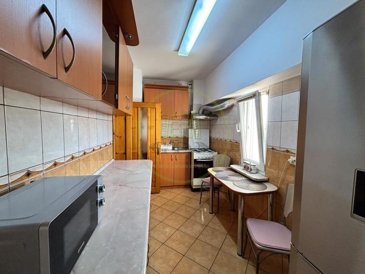 Apartament cu 3 camere semidecomandat, mobilat în Central