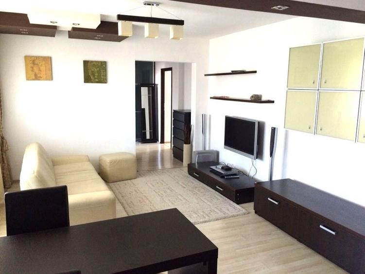 Apartament cu 3 camere semidecomandat în Titan