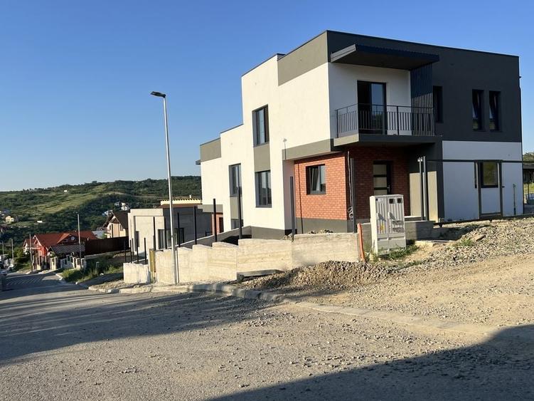 Casă cu 4 camere în Exterior Vest