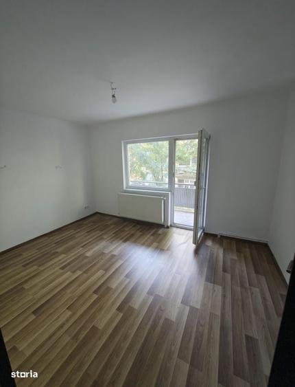 Apartament cu 4 camere decomandat în Micro 16