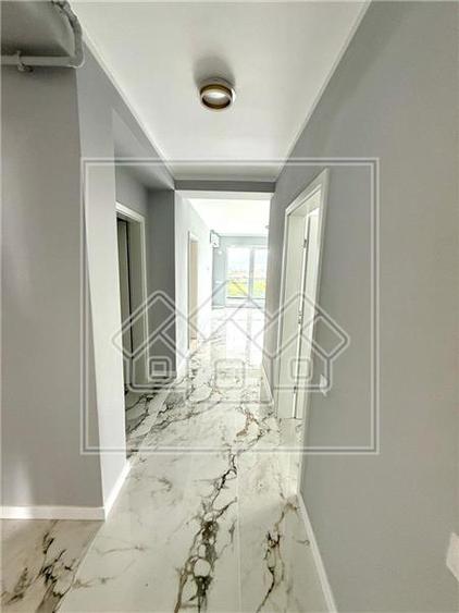 Apartament cu 3 camere semidecomandat în Cristian