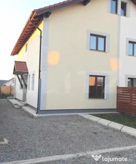 Casă cu 4 camere cu Teren 250 Mp în Tărlungeni