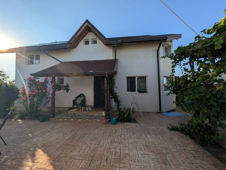 Casă individuală cu 5 camere cu Teren 433 Mp în Central