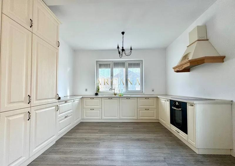 Apartament cu 4 camere semidecomandat în Iris