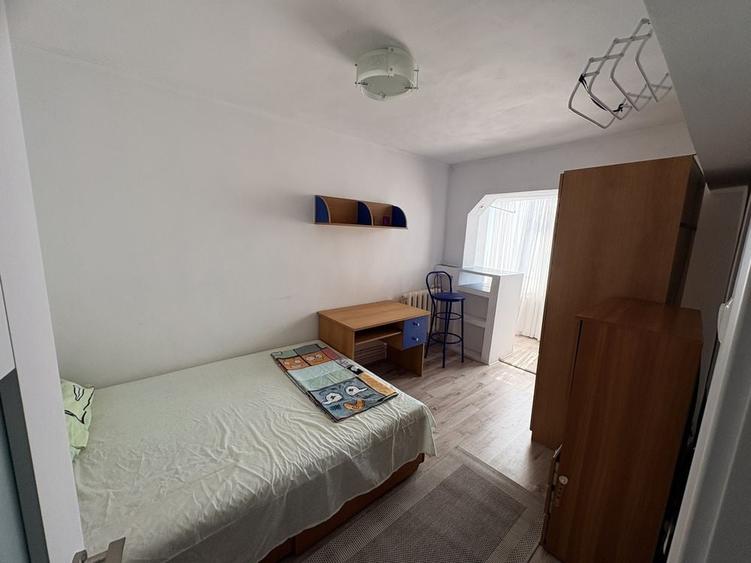 Apartament cu 3 camere decomandat în Exterior Vest