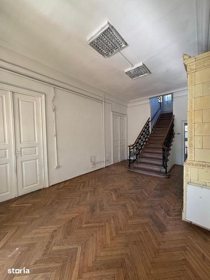 Casă cu 9 camere decomandat cu Teren 1470 Mp în Central