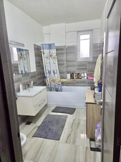Apartament cu 3 camere decomandat, mobilat în Ampoi 3