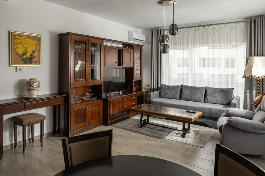 Apartament cu 3 camere decomandat, mobilat în Tractorul