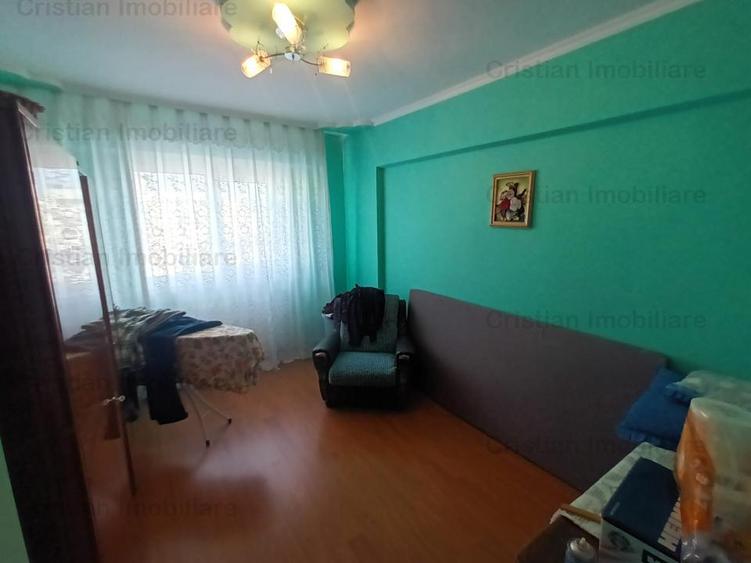 Apartament cu 3 camere decomandat în Apollo