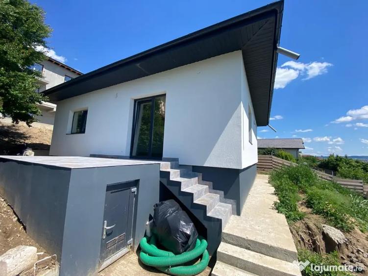 Casă cu 3 camere în Valea Adâncă