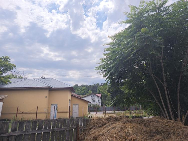 Teren intravilan de 1430 mp, în Izvoarele (Hotarele)