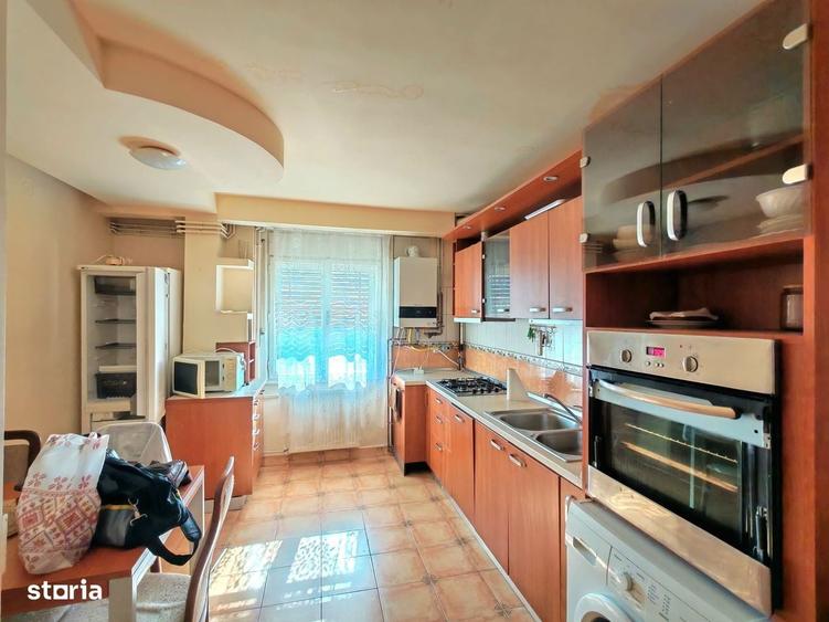Apartament cu 3 camere semidecomandat în Complex Studențesc