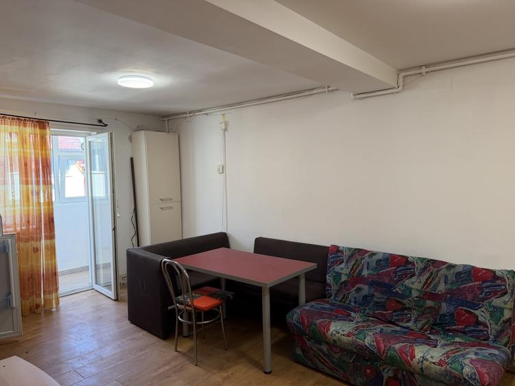 Apartament cu 3 camere semidecomandat, mobilat în Calea Poplăcii