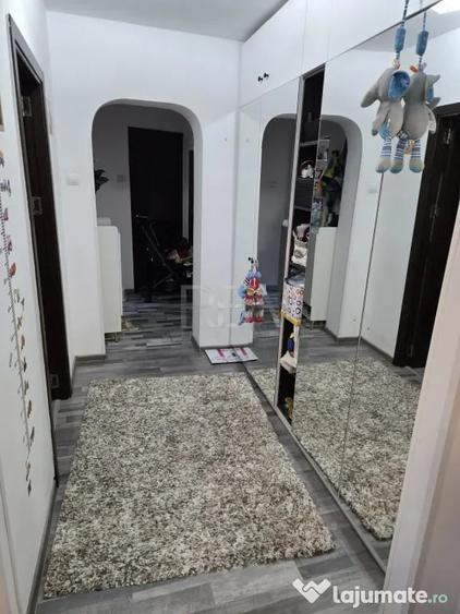 Apartament cu 3 camere semidecomandat în Dristor