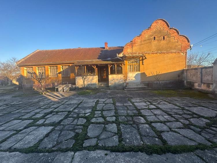 Casă individuală cu 11 camere cu Canalizare în Belinț