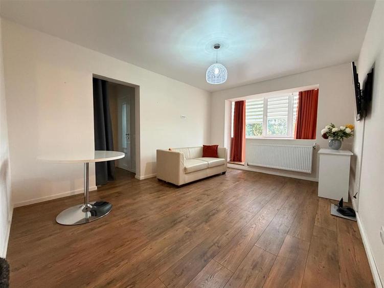 Apartament cu 3 camere semidecomandat, mobilat în Centrul Civic