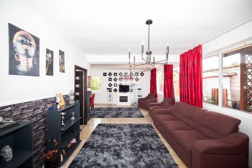 Casă individuală cu 7 camere cu Teren 383 Mp în Periferie