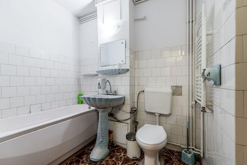 Apartament cu 3 camere decomandat, mobilat în Polivalentă