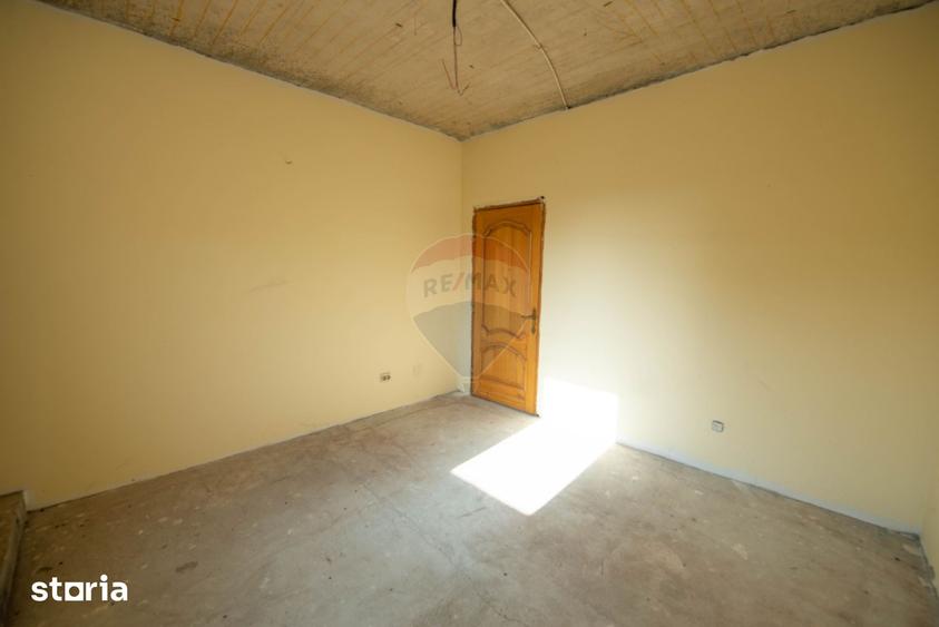 Casă cu 8 camere cu Teren 1395 Mp în Glina