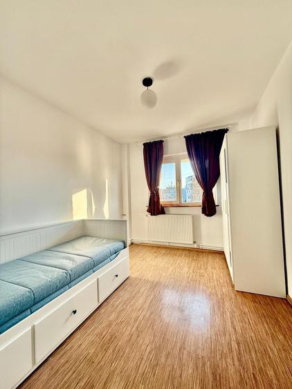 Apartament cu 4 camere semidecomandat în Tineretului