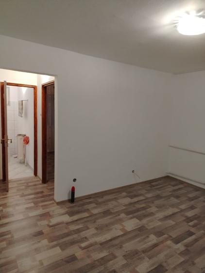 Apartament cu 2 camere semidecomandat în Berceni