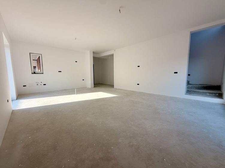 Duplex cu 4 camere cu Canalizare în Dumbrăvița