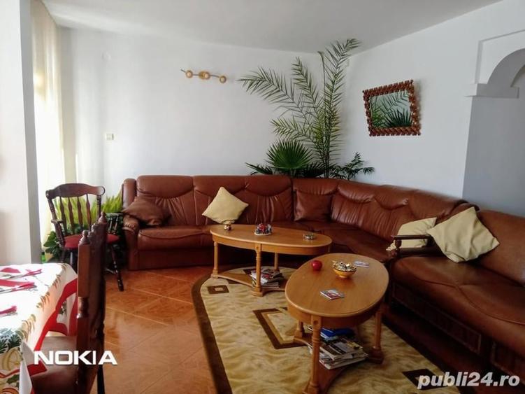 Casă cu 8 camere cu Teren 350 Mp în Eșelnița