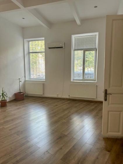 Apartament cu 5 camere semidecomandat în Cișmigiu