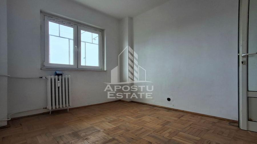 Apartament cu 4 camere semidecomandat în Micălaca