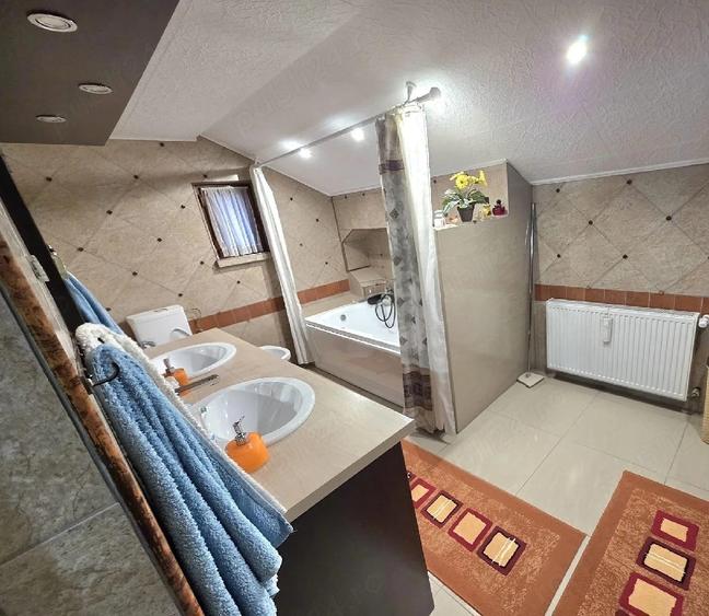Casă cu 5 camere cu Teren 1000 Mp în Colonia Bod