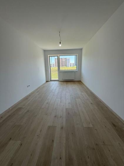 Apartament cu 3 camere decomandat în Tractorul